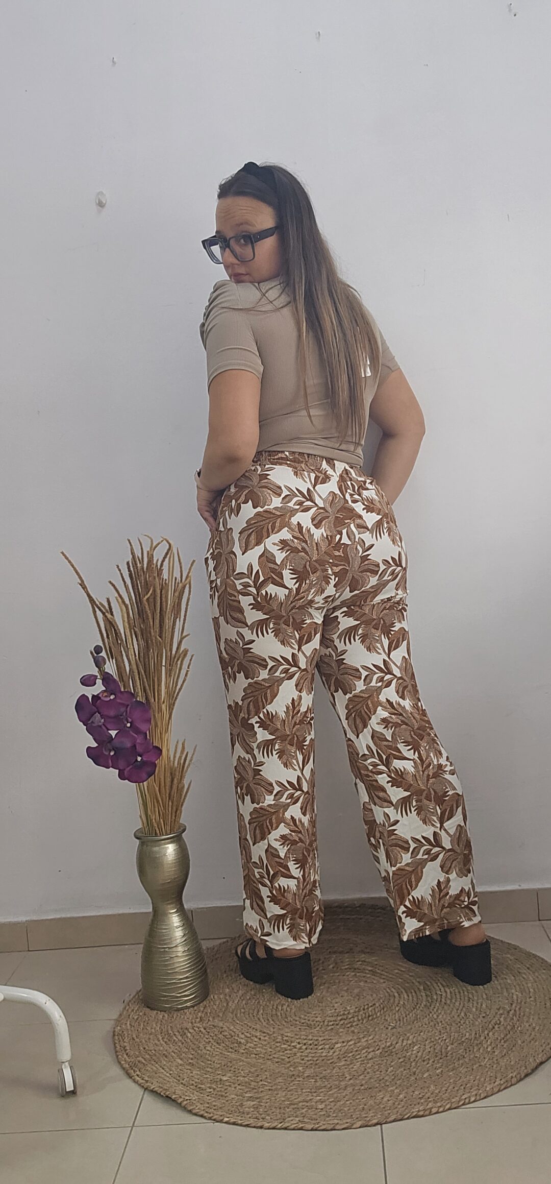 Pantalón  floreado marron - Imagen 2